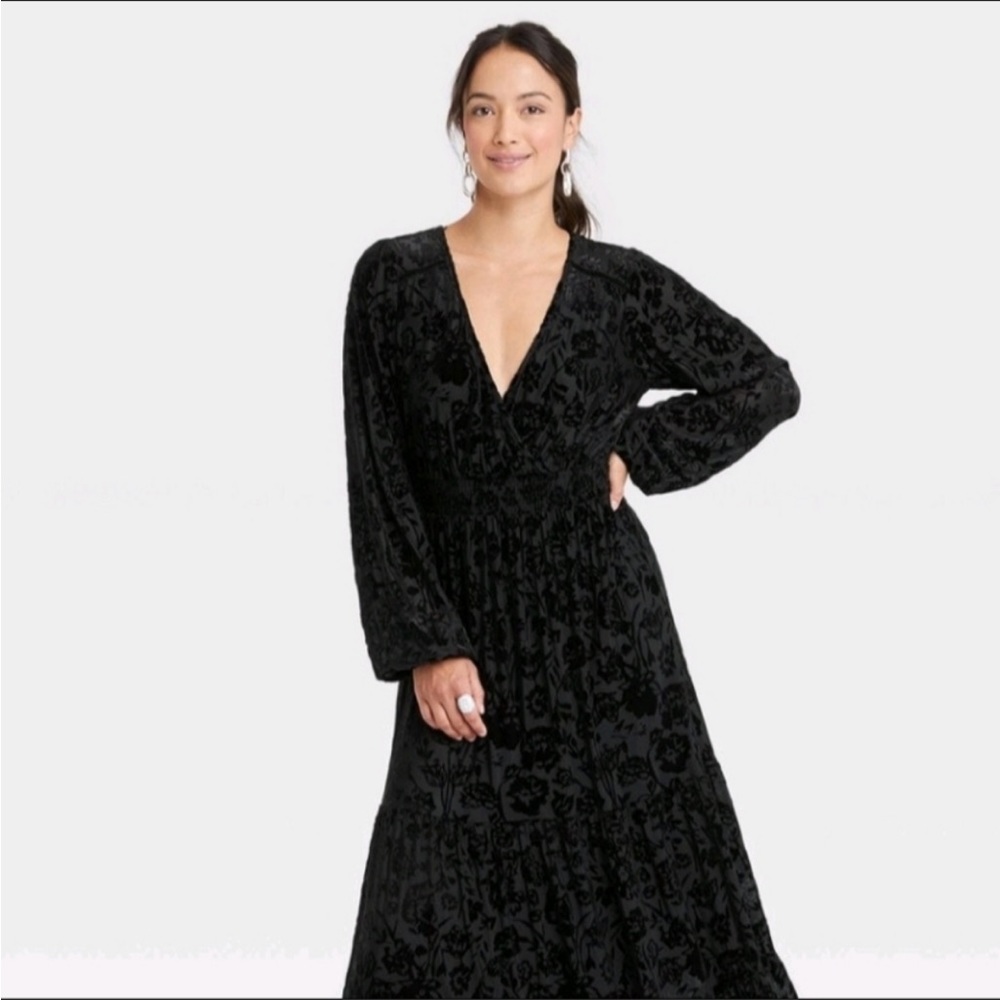 Knox Rose Black velvet dress